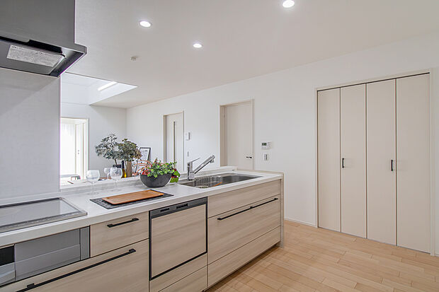 【11号地(キッチン)】クリナップのシステムキッチン【ステディア】料理好きな方に嬉しい3口IHコンロ。熱に強く柔らかな質感の人工大理石のワークトップ＆シンク。/11号地