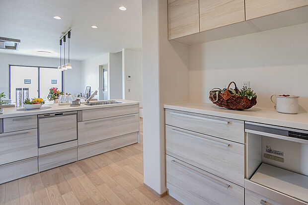 【キッチン】キッチン後ろにカップボードが標準装備。片付けがスムーズになり家事効率が上がります。/3号地