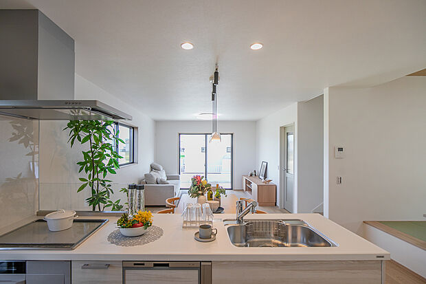 【キッチン】スタイリッシュなシステムキッチンは家事の時短に効果大の食洗器付き。高温洗浄、節水効果もあり、奥様の家事効率化を図ってくれます◎/3号地