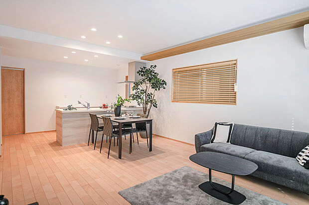 【LDK】リビング上部には間接照明(コーブ照明)を採用し、温かみのあるやわらかな光で空間を演出。夜のくつろぎ時間をより上質なものにしてくれます♪/1号地