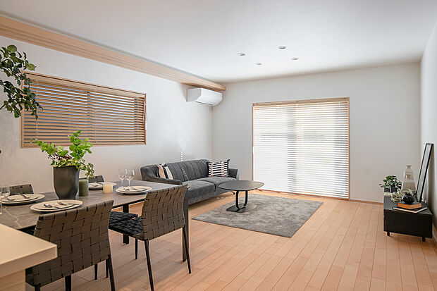 【LDK】キッチンで作業していてもLDKの様子が見れるので安心な間取りです。/1号地