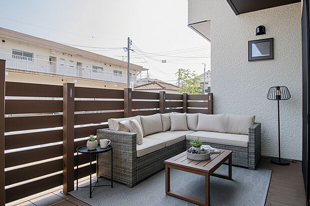 【ウッドデッキ】晴れた日はウッドデッキに出て、アフタヌーンティーや子どもたちの遊び場としても/3号地