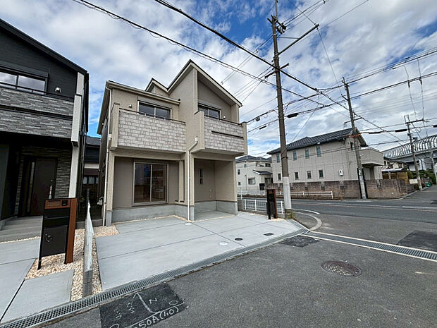 【外観 ｜ 2号棟】　並列に2台駐車ができる広々とした駐車スペース