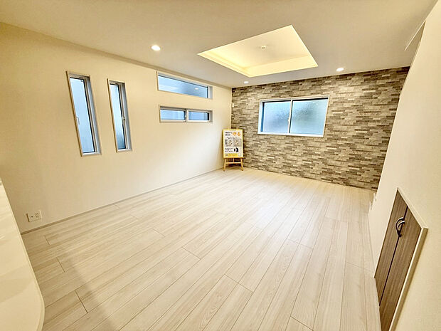 【【LDK16.75帖 ｜ 1号棟】】折り上げ天井はリビングの開放感をアップさせます！