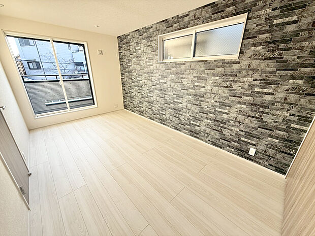 【【洋室7.37帖 ｜ 1号棟】】ベランダに出入りできる洋室です。 室内物干しが設置されており雨天時でも安心！