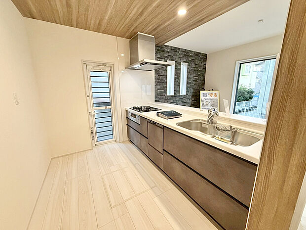 【【キッチン｜ 1号棟】】キッチン横に勝手口が設けられており ごみ捨てなど楽々できます