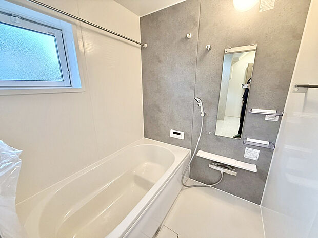 【【浴室 ｜ 1号棟】】アクセントパネルがオシャレな清潔感ある浴室です！浴室暖房換気乾燥機付きです！