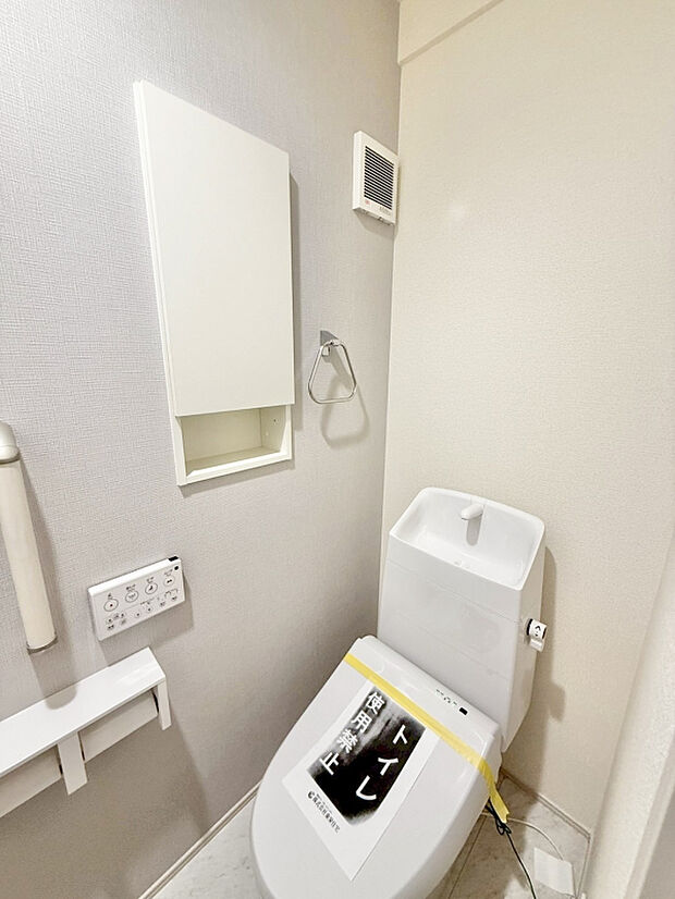 【【1階トイレ ｜ 1号棟】】アクセントクロスがオシャレなトイレ 温水洗浄便座付きです！