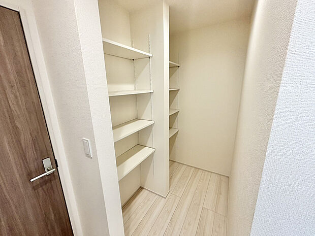 【パントリー(5)号棟】【パントリー ｜ 5号棟】 広々としたパントリースペースは食料品やキッチン雑貨の収納に！