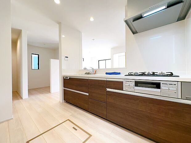 カウンターキッチンなので、お料理をしながらリビングを見渡すことができます◎
（同社施工事例）
