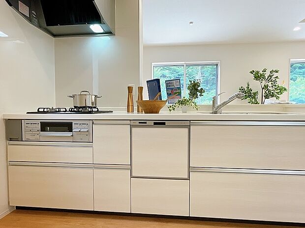 カウンターキッチンなので、お料理をしながらリビングを見渡すことができます◎
（同社施工事例）