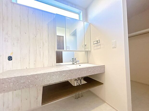 洗面所にも窓があり、明るい空間となっております。