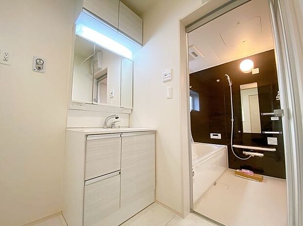 シャンプードレッサー付き洗面台が付いております◎
(同社施工事例)