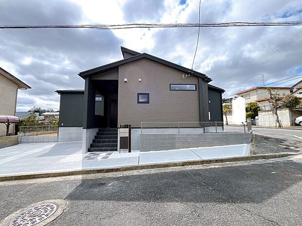 「富雄駅」よりバス乗車16分、バス停「帝塚山南2丁目」より徒歩4分の立地◎