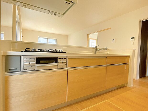 大きなシンクと調理台で、キッチンでの作業がはかどります♪(同社施工事例)