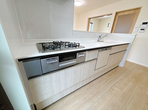 【14号棟】大きなシンクと調理台で、キッチンでの作業がはかどります♪