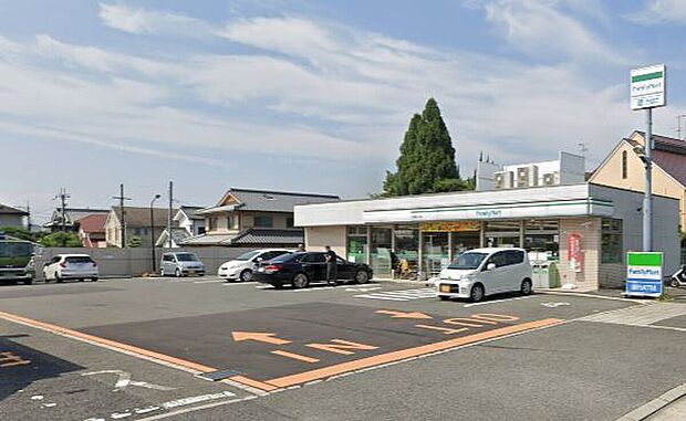 ファミリーマート西登美ヶ丘店（約700m）