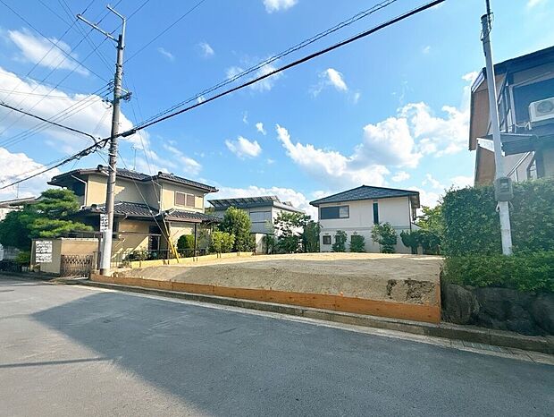 【現地】公園の多い地域です。お気に入りの家から足を少し伸ばして、お散歩などでゆったり過ごす時間も有意義です。