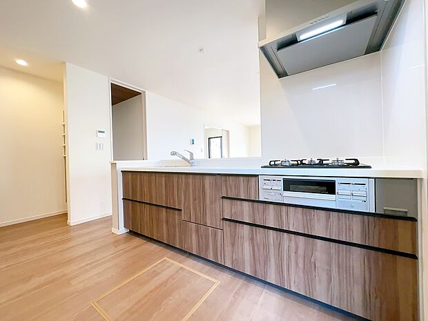 【システムキッチン】カウンターキッチンなので、お料理をしながらリビングを見渡すことができます◎
（同社施工事例）