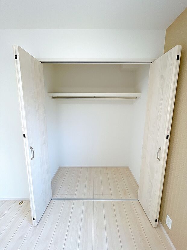 【上部棚付きクローゼット】(同社施工事例)