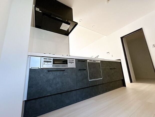 【キッチン】カウンターキッチンなので、お料理をしながらリビングを見渡すことができます◎(同社施工事例)