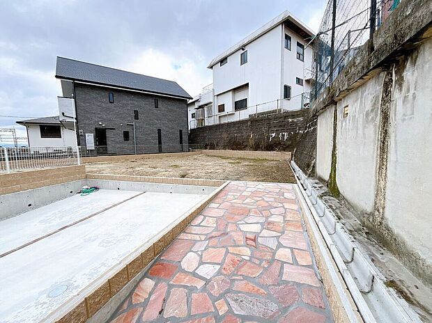 【現地写真】住宅地のため周辺は車の通行量も少なく、通期・登園・通学・ショッピングなど日々の往来も快適です。