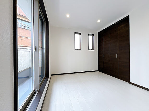 【洋室】色合いに統一感のある、落ち着いた雰囲気のお部屋です。