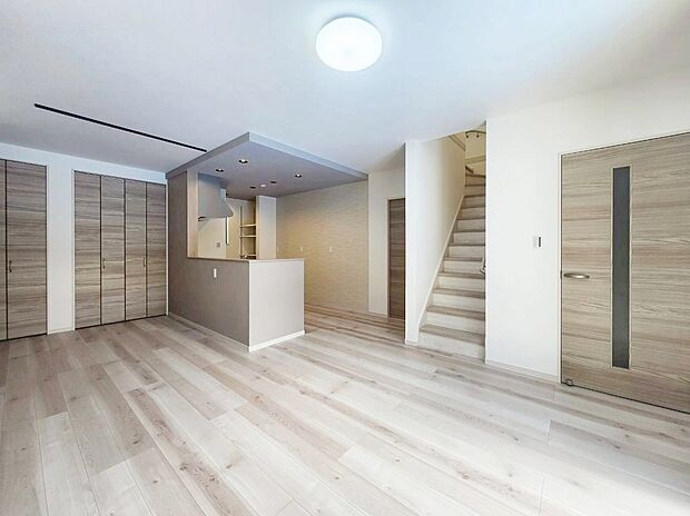 【LDK/約17.5帖】
広さ約17.5帖のゆとりあるLDK♪
2面採光につき、通風・採光良好です◎