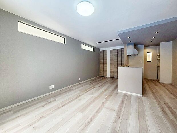 【LDK/約17.5帖】
LDKは、開放感溢れる対面式キッチンや
リビング階段を採用しています！
ご家族と顔を合わせやすく、コミュニケーションが
図りやすい設計です！