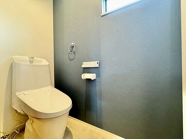 【【トイレ/5号地】】手洗いタンク付きで、使用後すぐに手を洗うことができます。自然換気ができる窓が設けられています。
