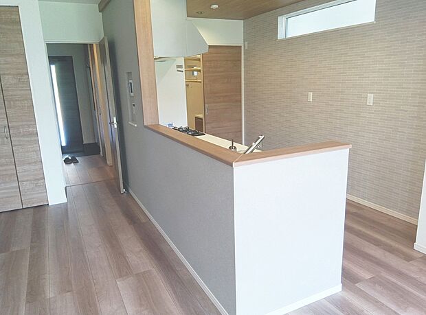 【【キッチン/3号地】】LD全体を見渡せる対面式キッチンです。ご家族やゲストとの会話も弾みます♪カウンターを通せば食事の配膳・片付けがスムーズに行えそうです。