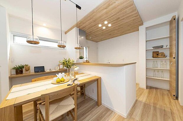 【【キッチン/当社施工例】】ご家族との会話を楽しみながら作業できる対面式キッチン♪ポップアップ天井が空間のアクセントに!