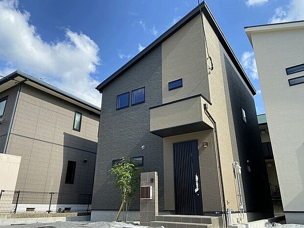 【【当社施工例】】隣家に配慮しつつ光と風を取り込む窓の配置♪