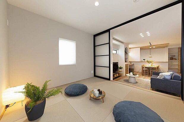 【【当社施工例】】リビング横の和室は客間として、
お子さんの遊びやお昼寝にと、なにかと重宝しますね◎