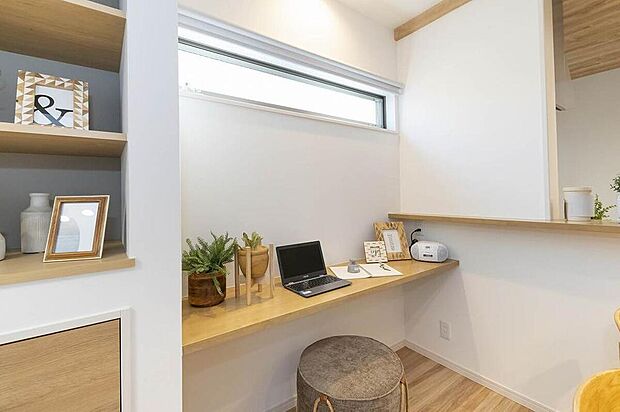 【【当社施工例】】リビングのスタディカウンターは、 ちょっとした家事の作業台やお子様の宿題スペースなど、多目的に活用できます。