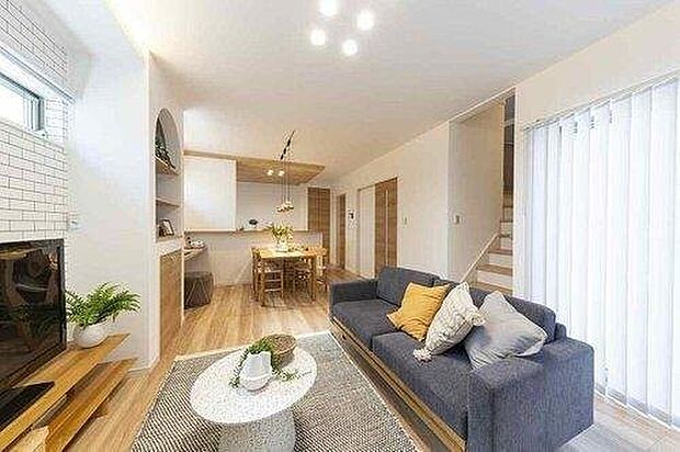 【【施工例/LDK】】ゆったりくつろげるLDKで、ご家族団らんの時間を過ごせます。リビング階段仕様で、帰宅後もLDKを通る動線♪ご家族との絆を育みやすい間取りです◎