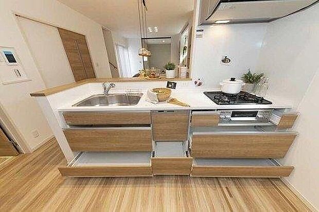 【【施工例/キッチン】】スライド収納は、奥にしまった大きなお鍋もスムーズに取り出せます♪食器洗浄乾燥機付きで、ゆとりの時間が生まれます！