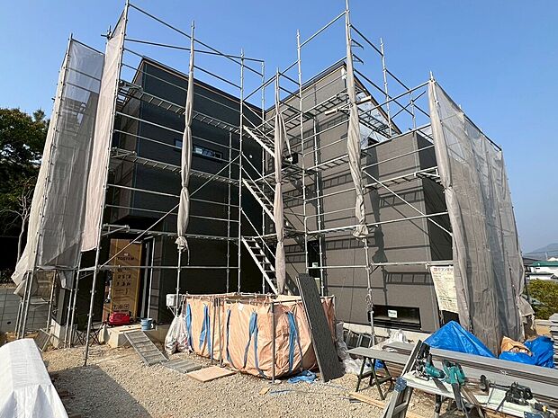 【【3号地・外観】】 周辺は車通りの少ない閑静な住宅街。穏やかな環境でのびのび子育てが叶います♪「イオンモール香椎浜」まで車で8分と休日のお出掛けも気軽に楽しめます。/2026年3月28日撮影