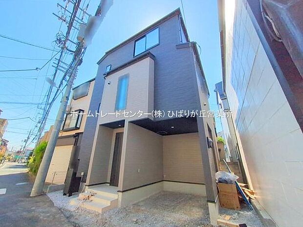 【現地外観写真】
一戸建ての大きなメリットは、「自分の土地」を自由に使えること。好きなペットとの暮らし、ガーデニングやＤＩＹ、車やバイクの手入れなど様々な趣味を楽しめます♪