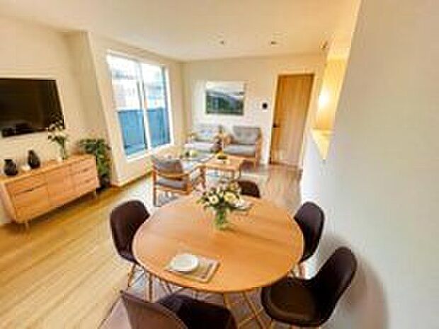 仕事、家事、それに育児と忙しく、自分の時間をなかなか取れない毎日。でも、住まいの選び方次第では時間に余裕が生まれ、気持ちもゆったり。※家具をCGで加工しています。家具付き販売ではございません。