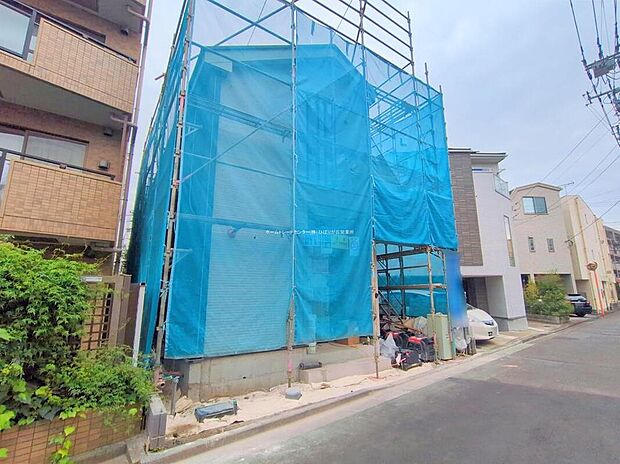 【現地外観写真】
一戸建ての大きなメリットは、「自分の土地」を自由に使えること。好きなペットが飼えるほか、ガーデニングやＤＩＹ、車やバイクの手入れなど様々な趣味を楽しめます♪