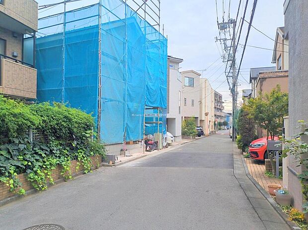 【前面道路含む現地写真】
子育て環境にはピッタリな落ち着いた雰囲気の住宅地♪戸建ては建物が独立しているため、マンションのように上下階や隣からの騒音を気にせずに過ごせるのもポイントですね♪