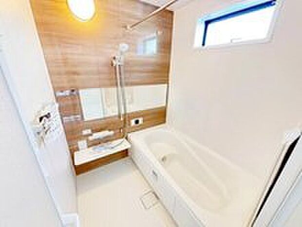 毎日の疲れを癒す浴室は1坪タイプです。足を伸ばしてゆっくりとくつろげます。窓があるので、湿気もこもらないのも、うれしいですね♪