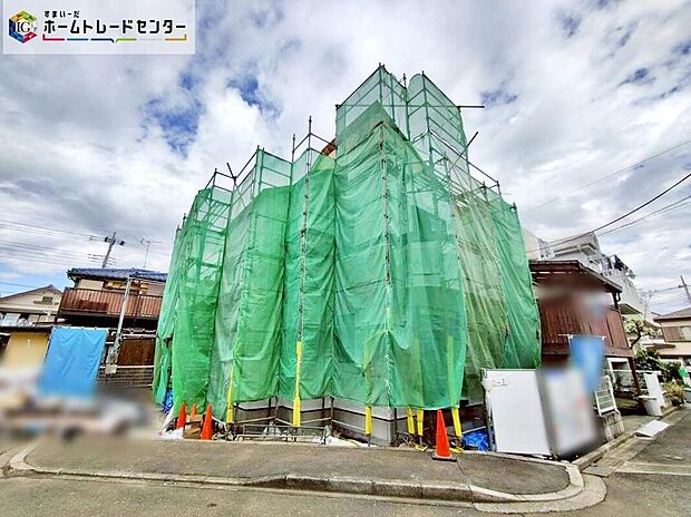 ☆現地外観写真☆
一戸建ての大きなメリットは、「自分の土地」を自由に使えること。好きなペットが飼えるほか、ガーデニングやＤＩＹ、車やバイクの手入れなど様々な趣味を楽しめます♪