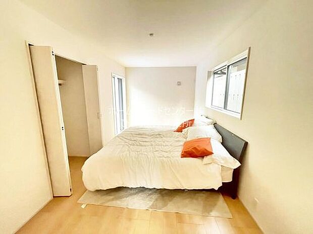 ☆洋室☆
充分な広さの収納を備え、普段使いの洋服も選ぶのが楽しくなりそう♪採光良好な洋室は、快適空間。プライベートの時間もゆったりお寛ぎ頂けそうです。