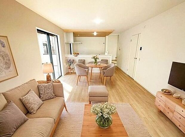 明るく開放感のあるリビング。対面式キッチンは、いつでもご家族を感じられる空間作りの重要ポイントになりそうです。※家具をCGで加工しています。家具付き販売ではございません。