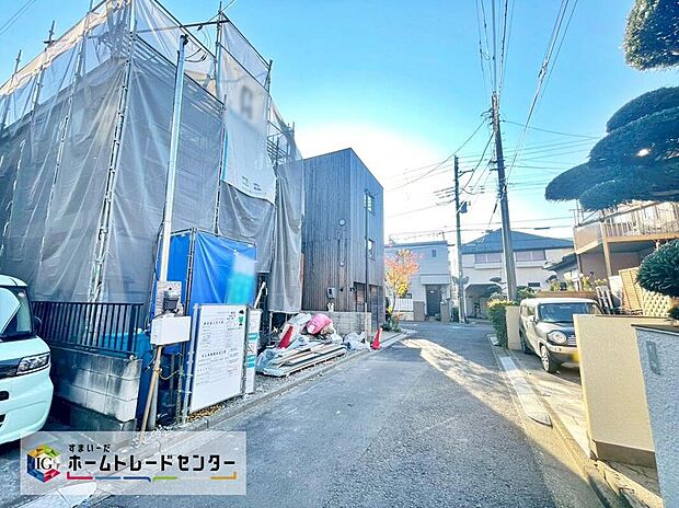 【前面道路含む現地写真】
子育て環境にはピッタリな落ち着いた雰囲気の住宅地♪前面道路は住人以外の車の進入も少ないので、車庫入れが苦手な方でも安心して入れられます♪