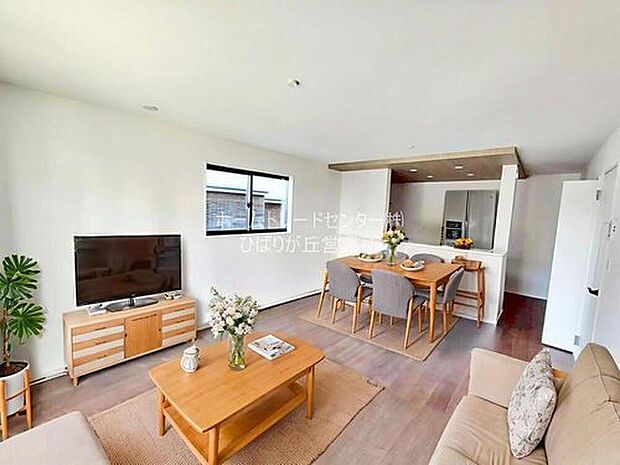 広々としたLDKに、自分好みのインテリアでレイアウト。季節ごとに模様替えなども、楽しみの一つとなりそうです。※家具をCGで加工しています。家具付き販売ではございません。