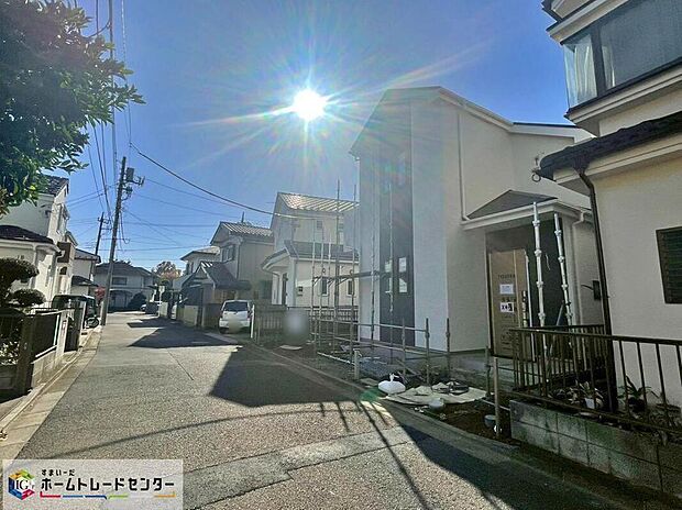 前面道路は車通りが多くないのでお車の出し入れも落ち着いてできます♪
現地をご覧いただきながら、住まいの夢をお聞かせください！