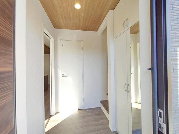 【2号棟】
収納スペースもあり、ご家族分の履物もすっきりと片付きます。姿見付きなのでお出かけ前の最終チェックも出来て安心ですね